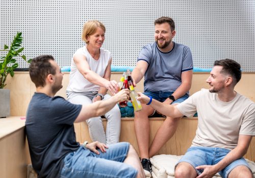 AMCON Mitarbeiter stoßen an