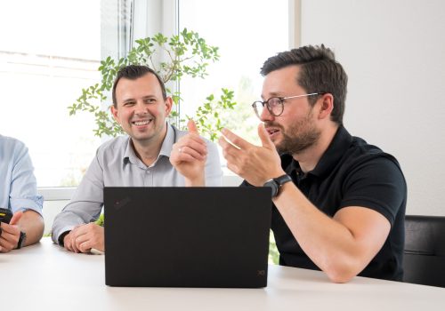 Gespräch zwei Mitarbeiter